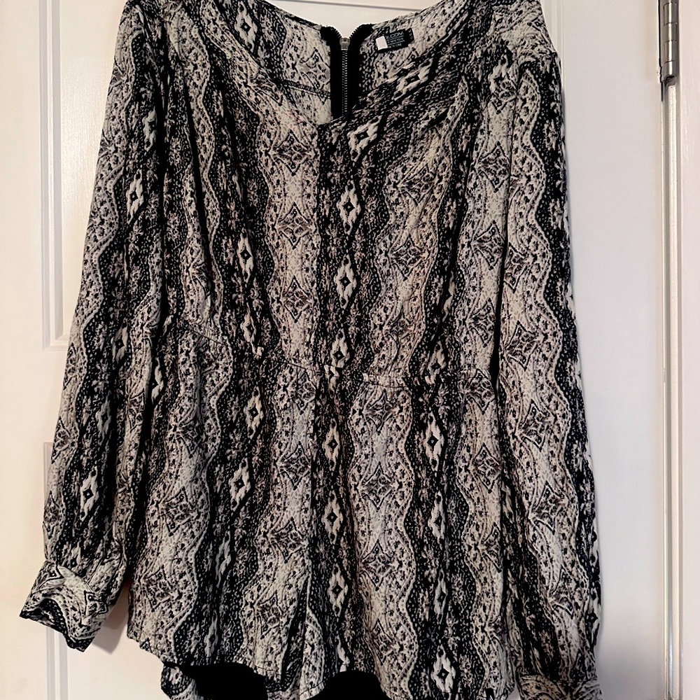 Long sleeve short romper